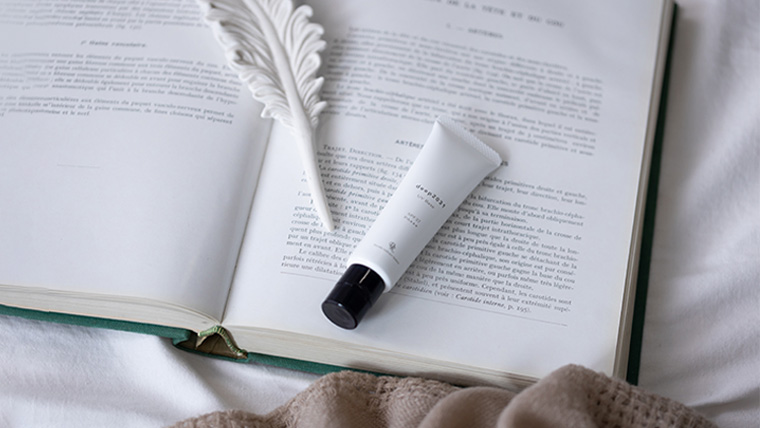 日焼け止め「deep2031 UVベース」の製品画像。みずみずしく軽いつけ心地の日焼け止め