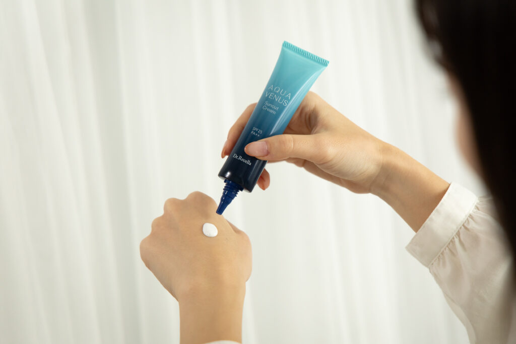 日焼け止め「アクアヴィーナス サンカットクリーム」の製品画像。美容成分配合で、塗っている間もスキンケア