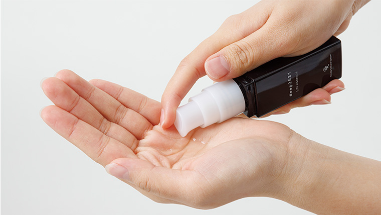 美容液を手のひらにプッシュして出している様子。