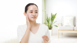 美容液をなじませた頬に触れる女性