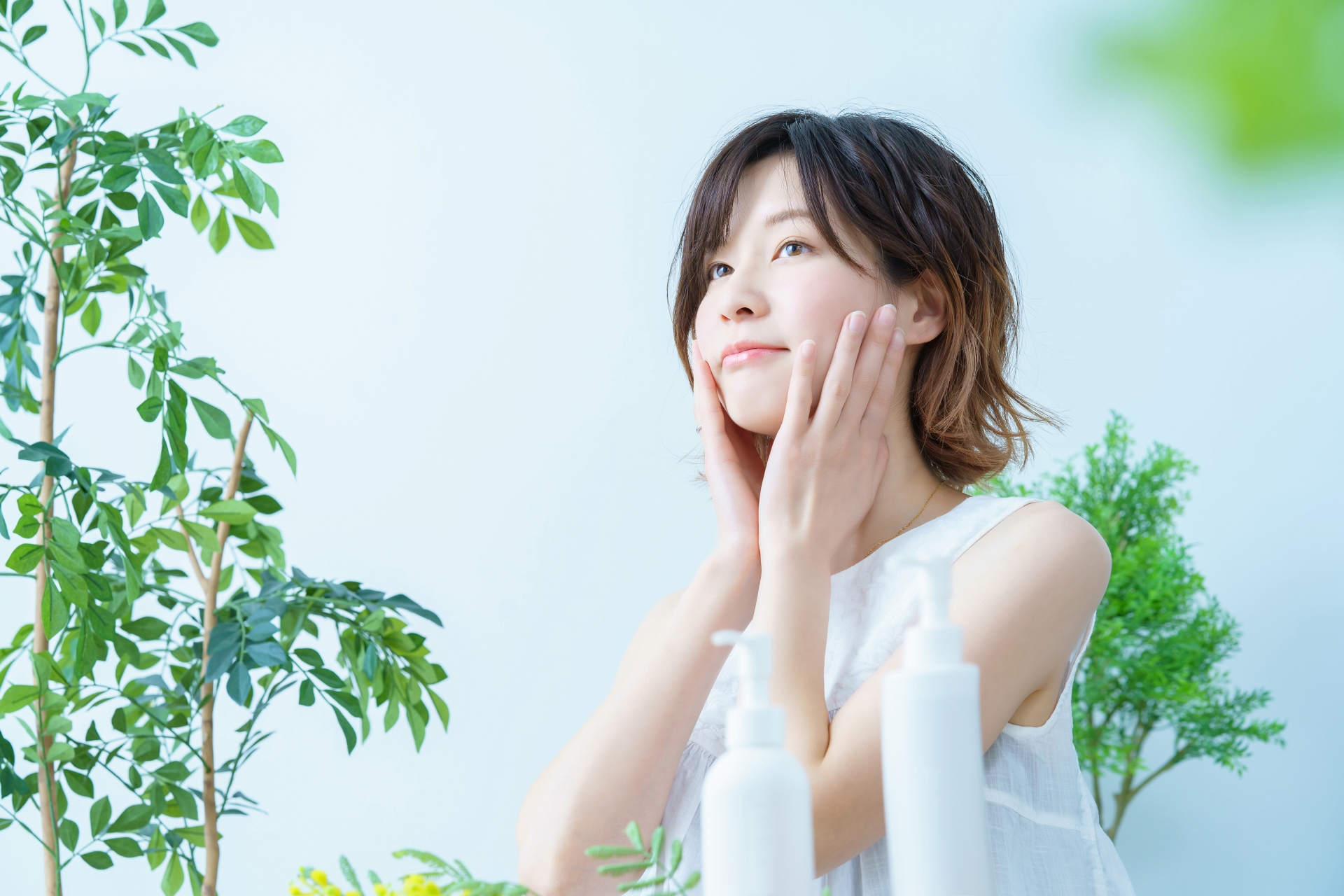 両手で優しくハンドプレスをしている女性