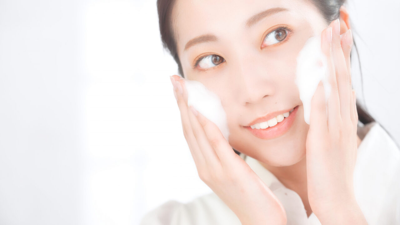 きめ細かい泡で顔を包み込むように洗う女性