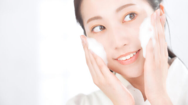 きめ細かい泡で顔を包み込むように洗う女性