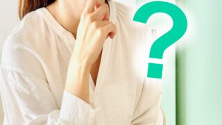 毎日のクレンジングが本当に必要か疑問に思い、考え込む女性