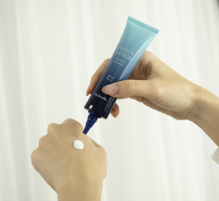 ドクターリセラのAQUA VENUS（アクアヴィーナス）ブランドのサンカットクリームを手に取る様子