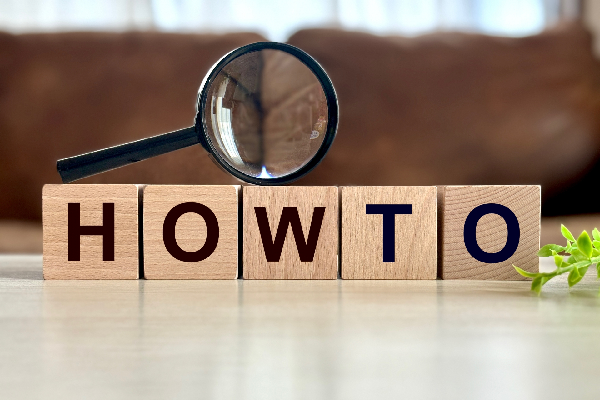 「HOW TO」という文字が書かれたウッドブロック