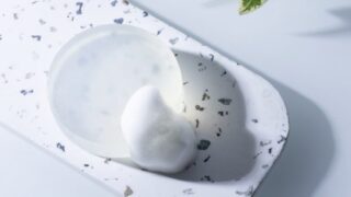 大理石調のトレイに置かれたドクターリセラ「deep2031」のピュアソープ（固形石鹸）と、キメ細やかで濃密な泡