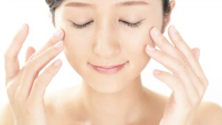 頬に触れる女性のアップ写真と肌断食に関する記事のアイキャッチ画像