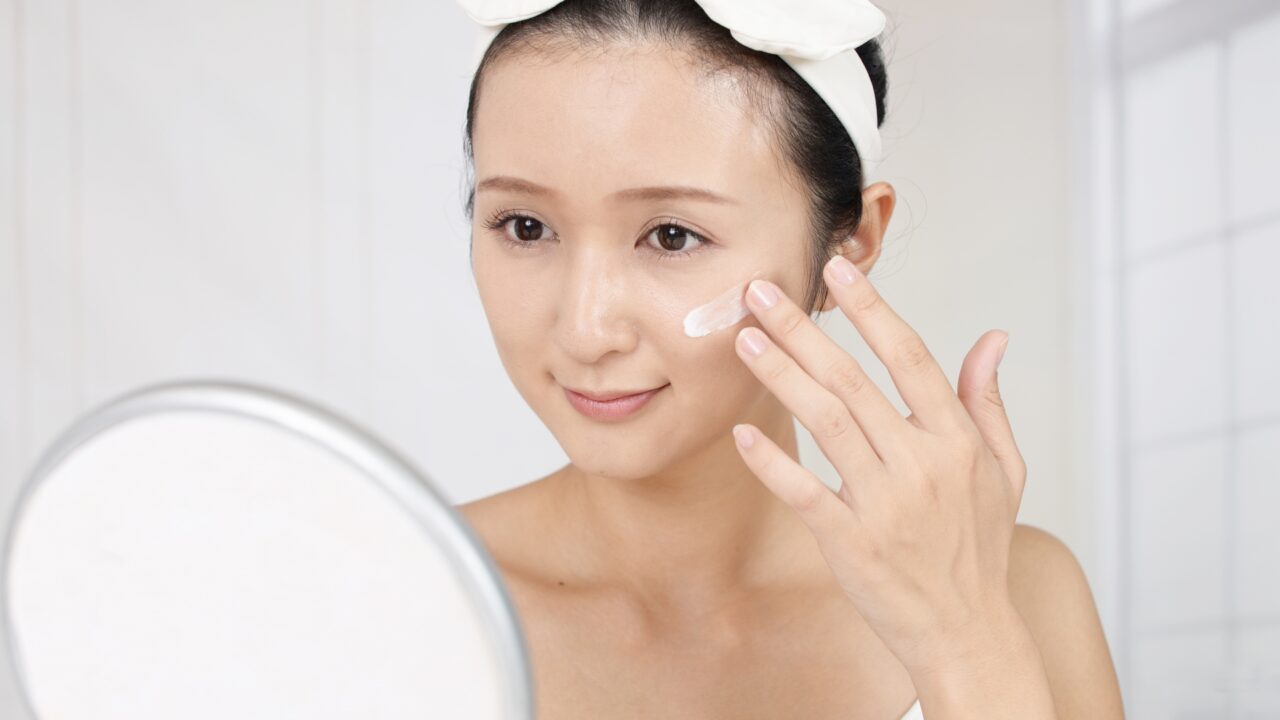 乾燥肌ケアでクリームを塗る女性