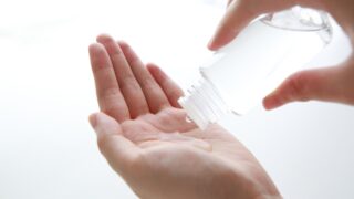 手のひらに化粧水をプッシュして出す様子。乾燥肌や敏感肌に向けた、セラミドスキンケアのイメージ写真。