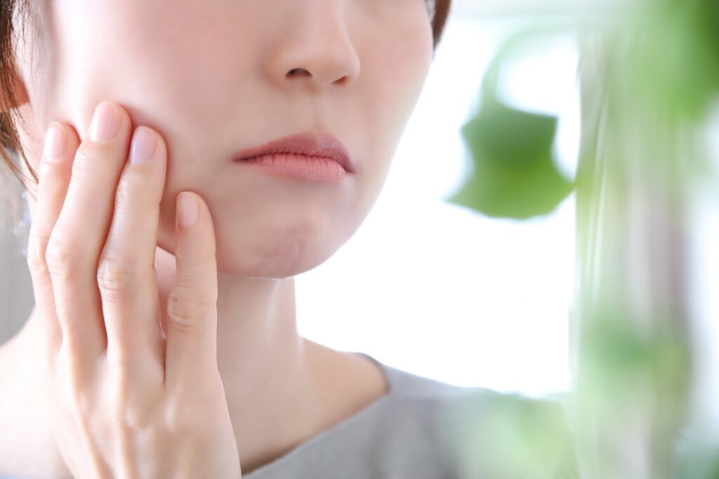 乾燥肌のかゆみに悩む女性