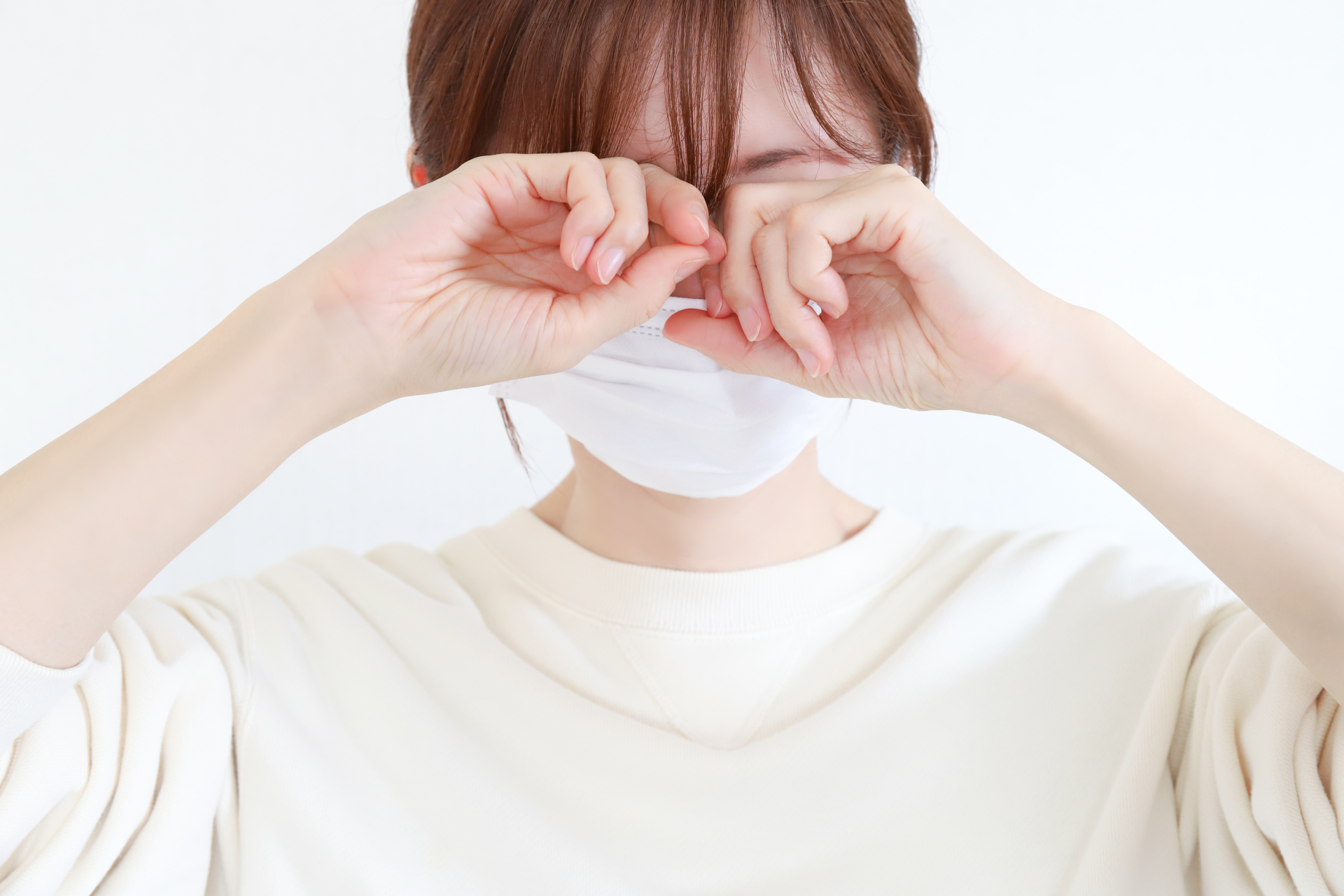 乾燥肌で目の周りがかゆい、マスク姿の女性