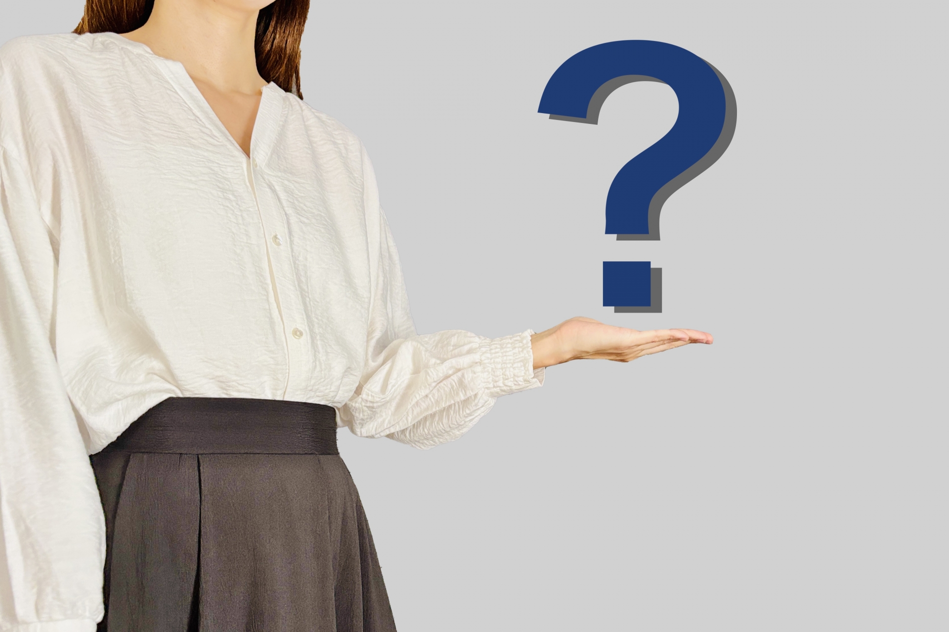 スキンケアを何もしない理由について、疑問を投げかける女性のイメージ。