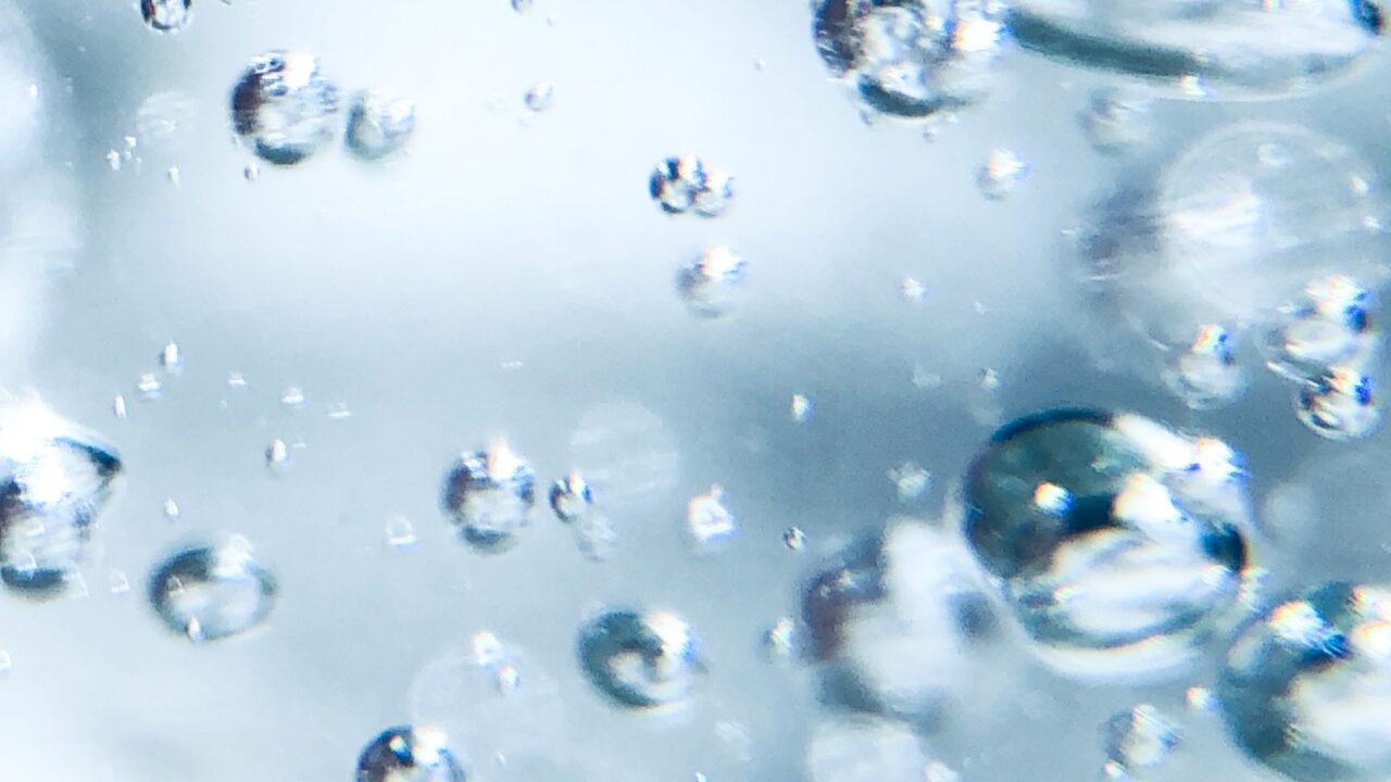 セラミドによる肌の潤いやバリア機能をイメージした、水中に浮かぶみずみずしい気泡のアイキャッチ画像