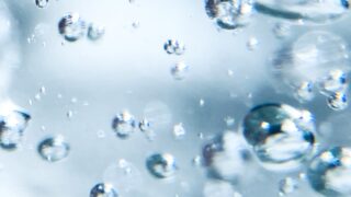 セラミドによる肌の潤いやバリア機能をイメージした、水中に浮かぶみずみずしい気泡のアイキャッチ画像