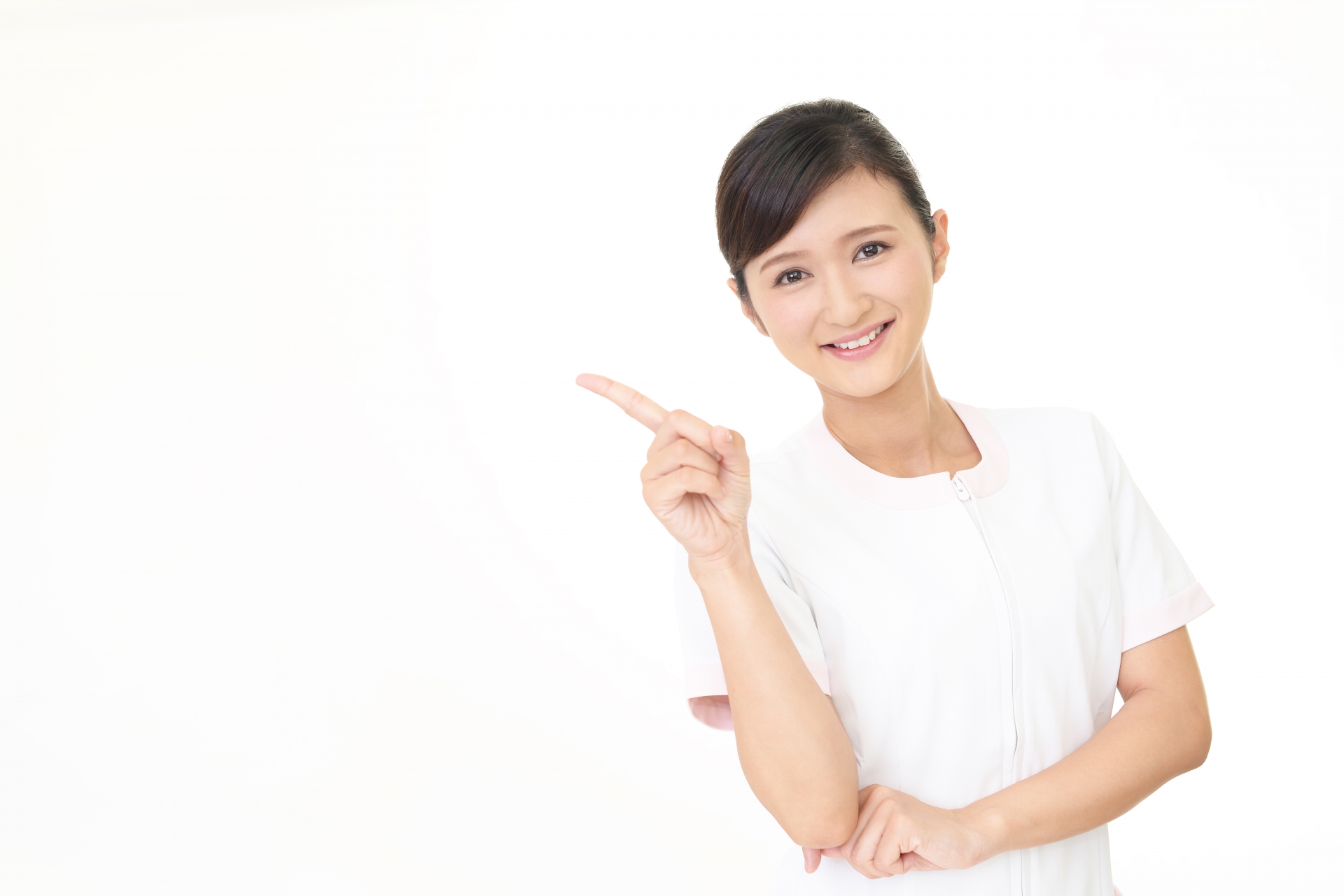 女性が笑顔で人差し指を立ててポイントを指し示している様子。
