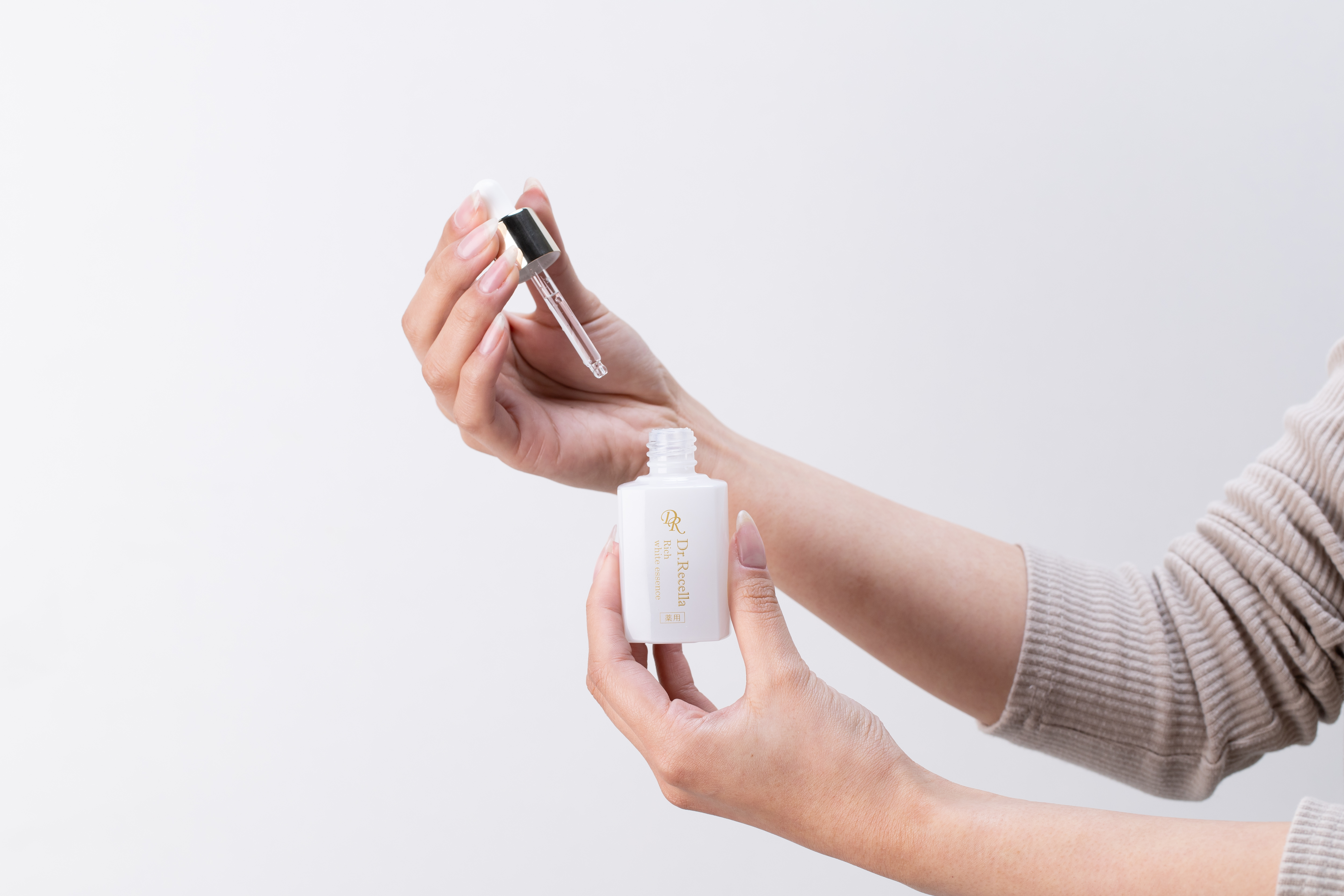 トラネキサム酸美容液を正しく使うためのステップ。スポイトで適量を手に取る様子とスキンケア手順のイメージ