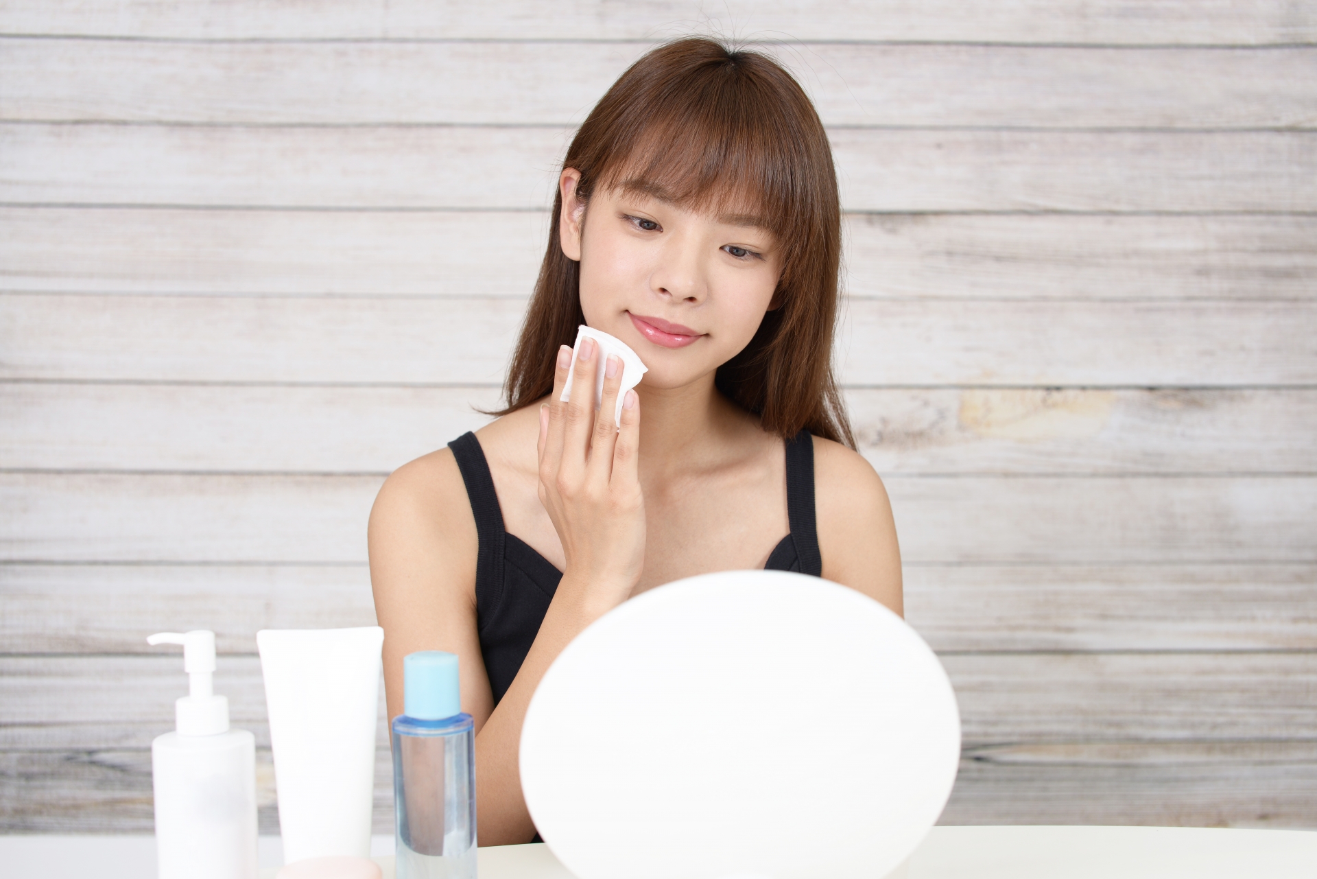 コットンで顔を丁寧にお手入れしている女性