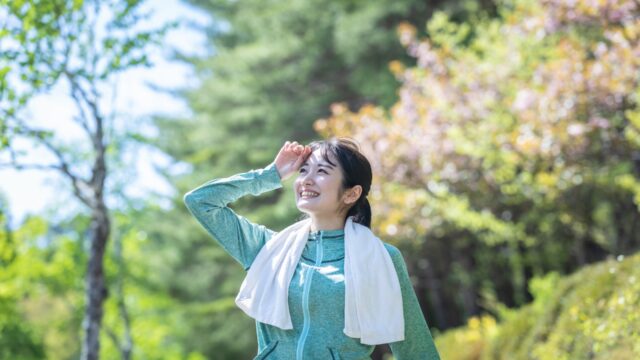 汗をかく夏の季節に、健やかな肌で笑顔を見せる女性のイメージ