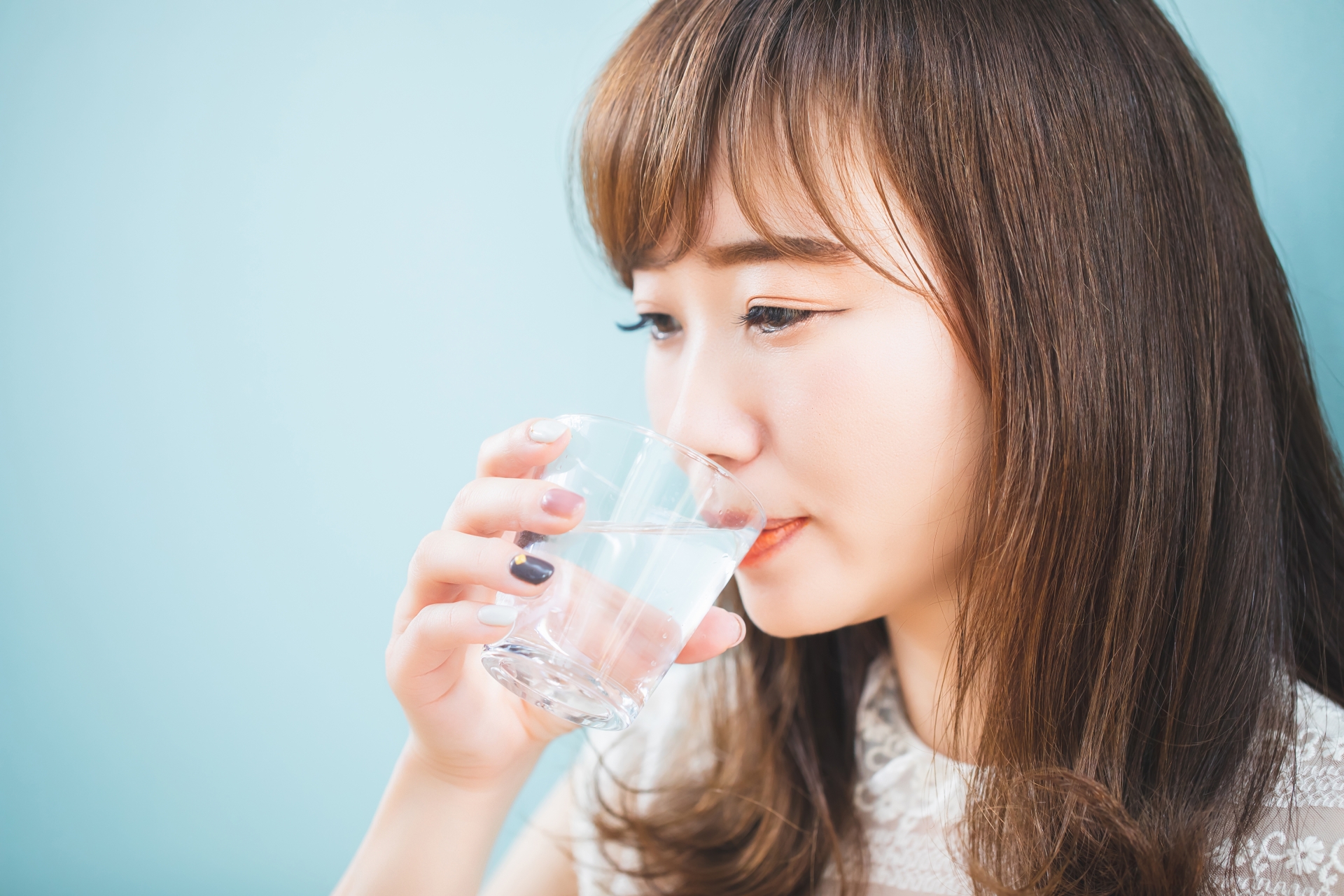 インナーケアとしてこまめな水分補給を行い、健やかな肌を保つ生活習慣のイメージ