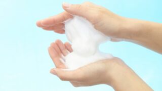 洗顔料のきめ細かい泡を両手で贅沢に泡立てている様子