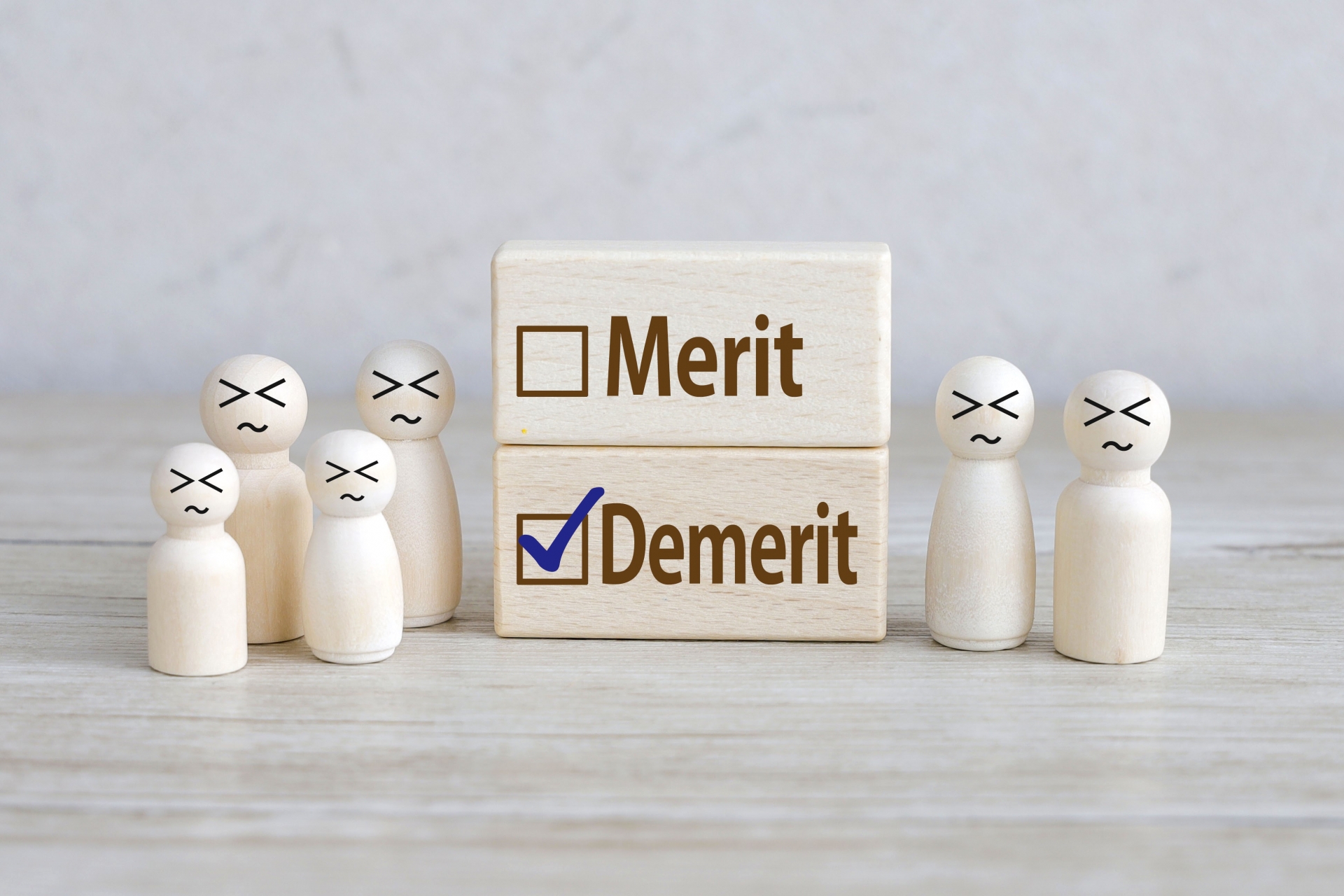 「Merit」「Demerit」と書かれたブロック
