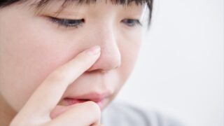 小鼻の毛穴や肌のざらつきを気にする女性のイメージ。