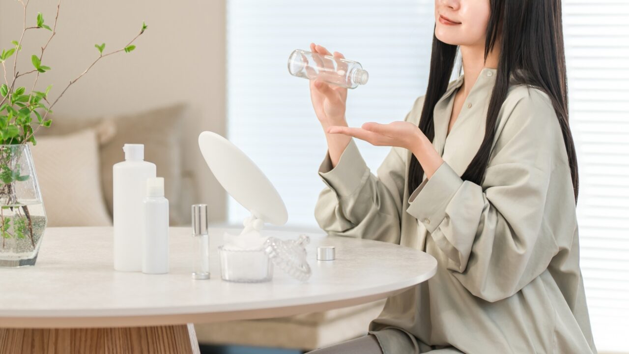 美容液を手にとり丁寧なお手入れを重ねるイメージ