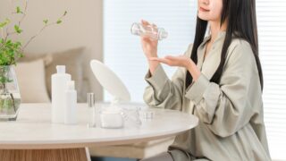 美容液を手にとり丁寧なお手入れを重ねるイメージ