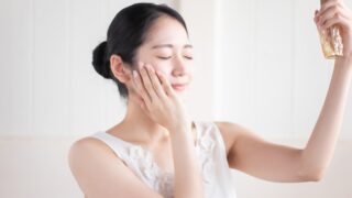 Tゾーンのテカリや頬の乾燥が気になる混合肌に、化粧水で水分を与えてすこやかに整えるイメージ